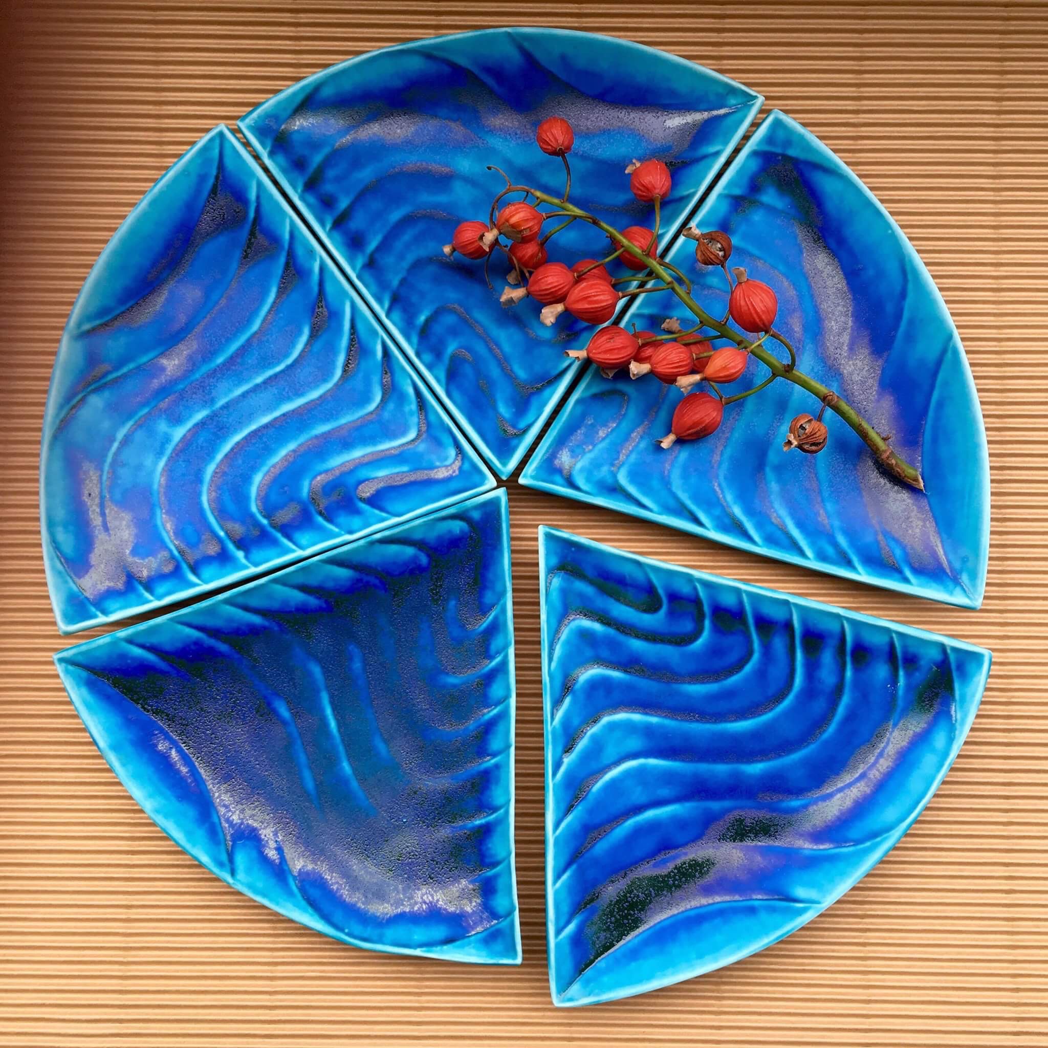 青い幾何学模様の大皿　イラン製 青い幾何学模様の大皿イラン製